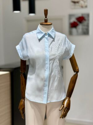 Bluză din batist cu broderie aplicată frontal
